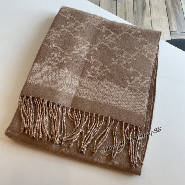 Fendi專櫃新款芬迪米駝色羊毛和羊絨雙面圍巾 mmyj2421